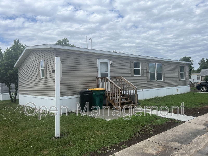 West Fargo House: 825 1st Ave