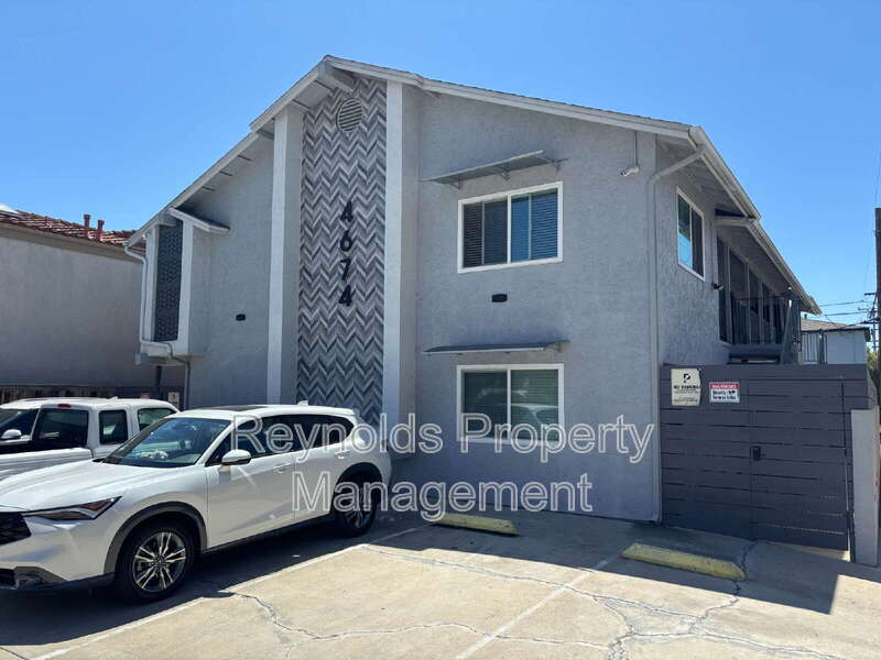San Diego Condo: 4674 Bancroft Street