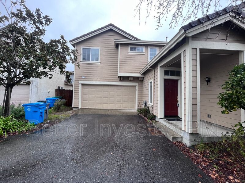 Petaluma House: 1429 Woodside Cir
