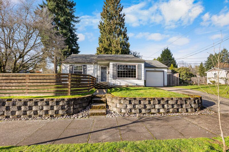 Portland House: 4317 SE Lexington St