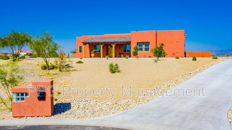 Wickenburg House: 335 Latigo Way