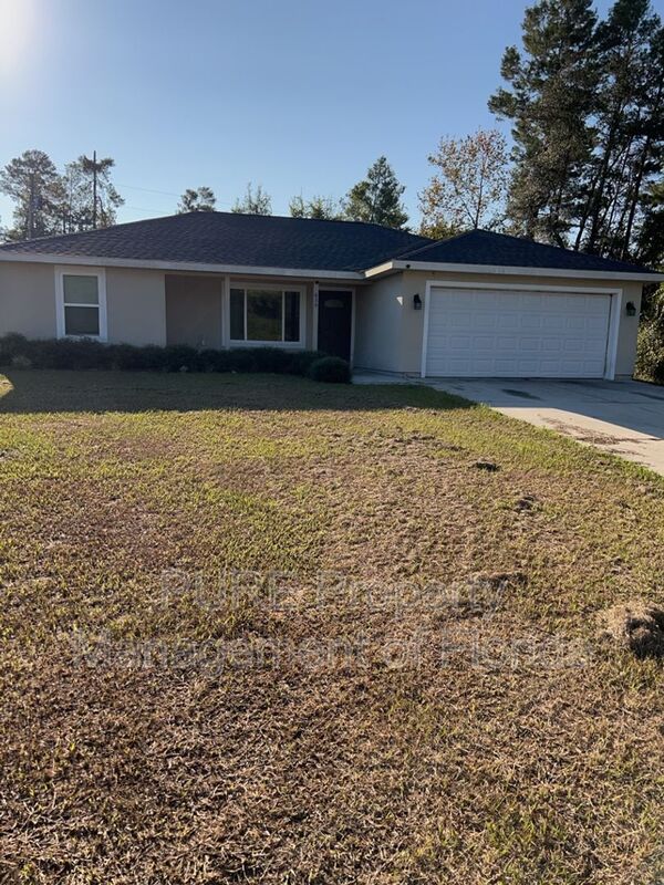 Ocala House: 639 Marion Oaks Lane