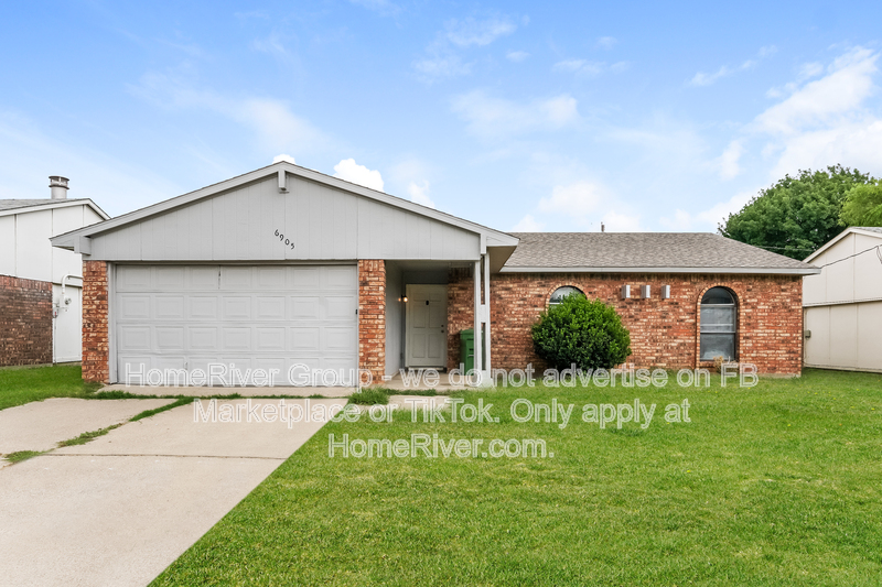 North Richland Hills House: 6905 Mid Cities Blvd