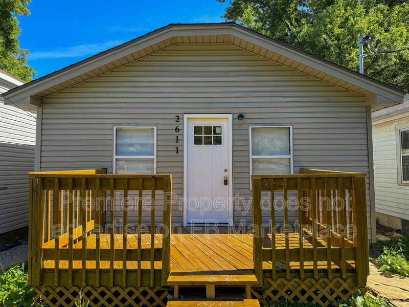 Avondale House: 2611 NE Ingram St