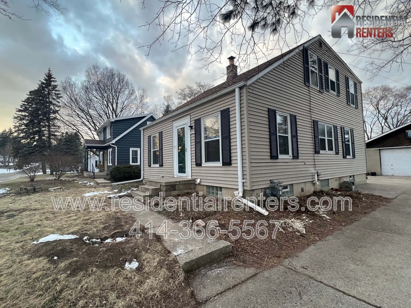 Wauwatosa House: 10918 W Wells St