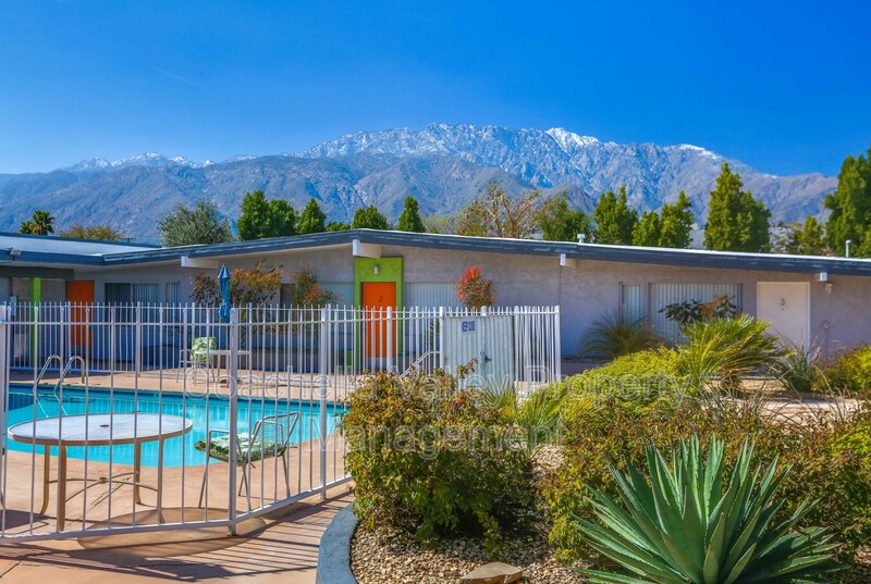 Palm Springs House: 1830 E Racquet Club Road