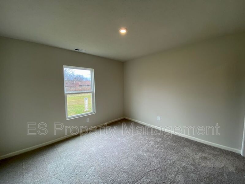 Fantastic 5 Bedroom 3 Bathroom in Muncie! - Photo 14