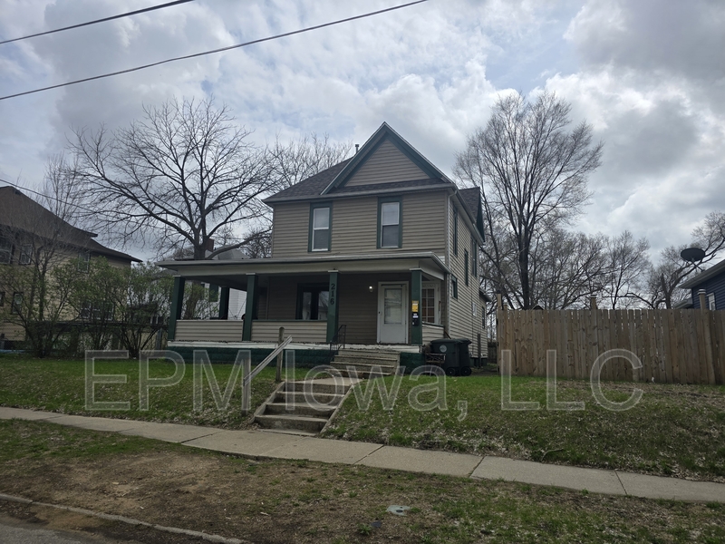 Waterloo House: 216 Courtland Street #1