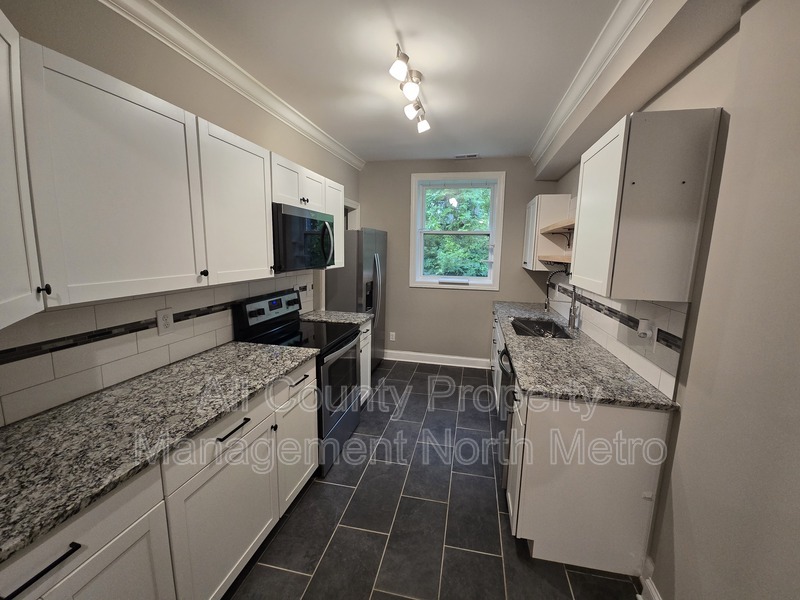Rossville House: 545 Lakeview Drive