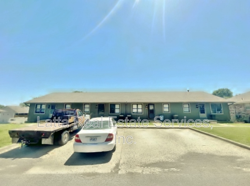 Higginsville Condo: 405 W 30th St #102B