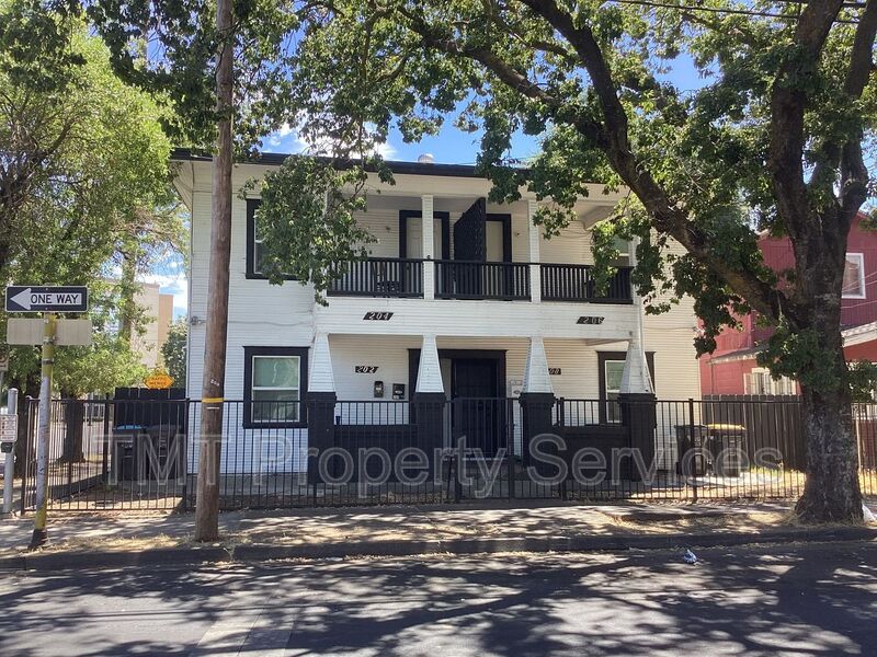 Stockton House: 202 W Oak Street