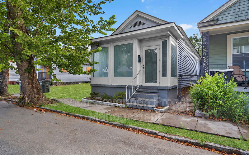 Savannah House: 612 West 42nd Street