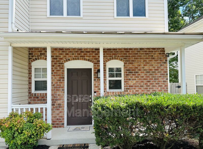 EXQUISITE 3 BEDROOM SINGLE FAMILY HOME WITH RECENTLY UPDATED KITCHEN. ELECTRIC INCLUDED! - Photo 3