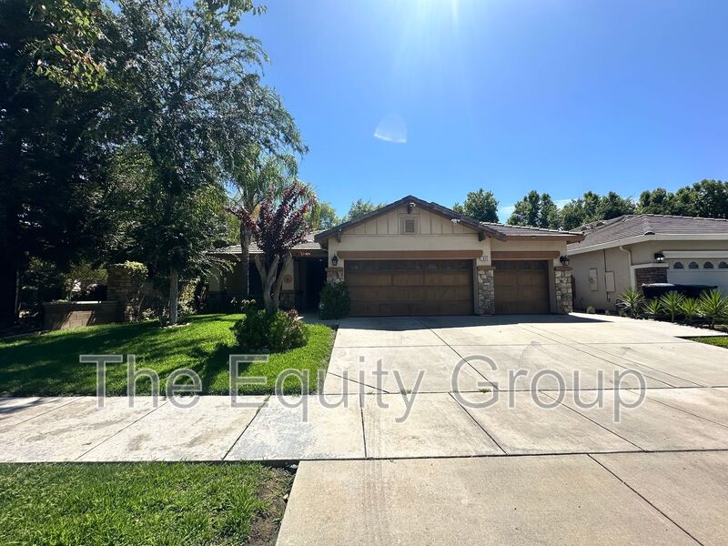 Visalia House: 1832 North Vickie St