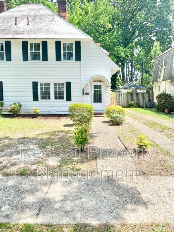 Newport News House: 70 Main St