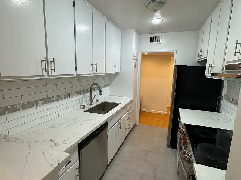 Tarzana Condo: 18307 Burbank Blvd
