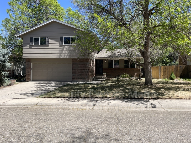Arvada House: 6534 Zinnia St