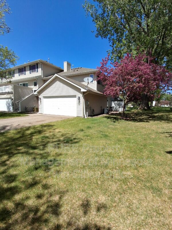 Woodbury Townhome: 404 Gironde Ct
