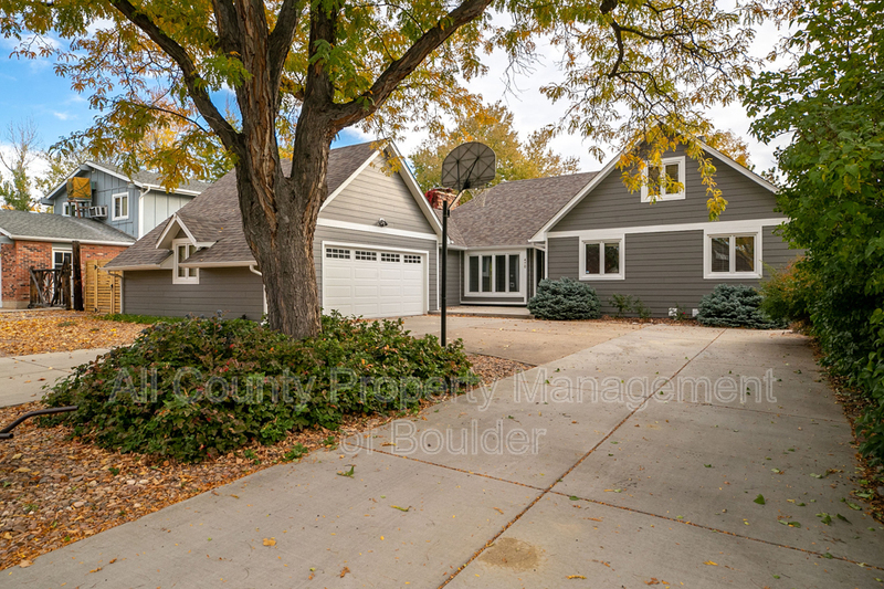 Lafayette House: 470 W Sutton