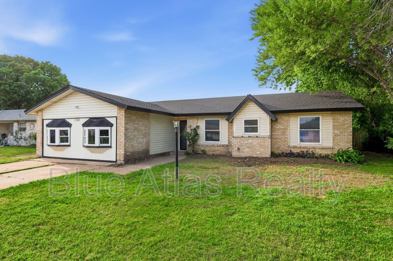 Lancaster House: 1547 Oakbrook Street