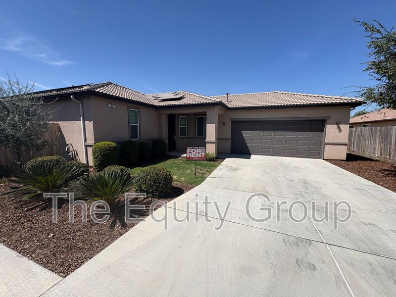 Visalia House: 3215 North Kent St