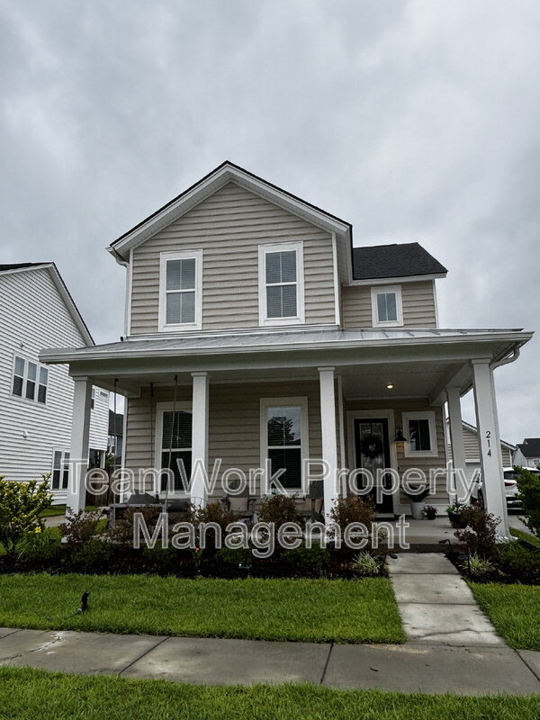 Summerville House: 214 Narrowleaf Avenue