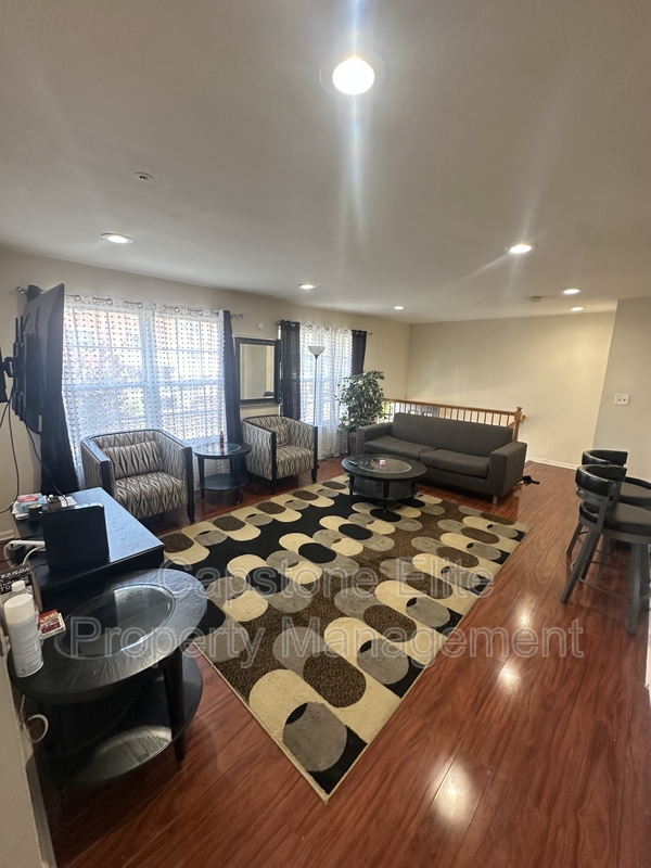 Newark Condo: 67 Vaughan Drive - 4 - Upstairs standard Hallway