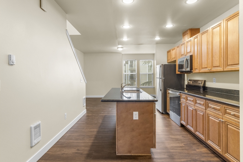 Lakewood Condo: Gravelly Lake Townhomes 8911 Gravelly Lake Dr SW - 106