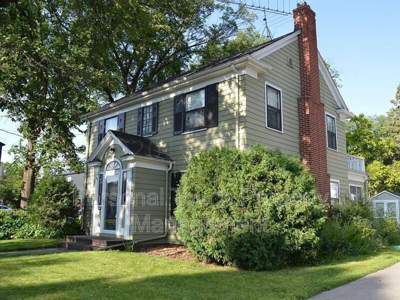 Moorhead House: 704 8th St S