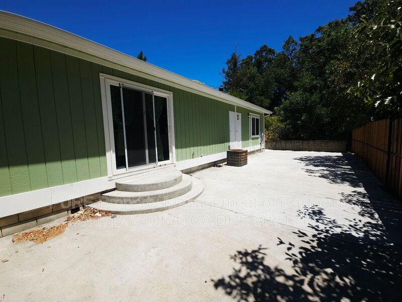 Ukiah House: 927 N Oak Street