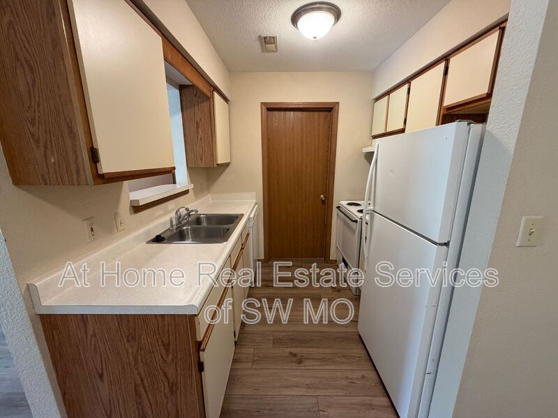 Ozark Condo: 726 E Bain