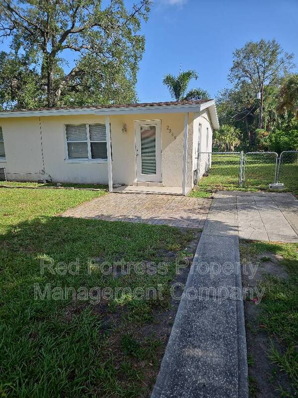 Fort Myers House: 2349 South St