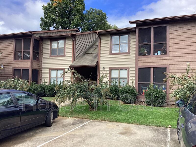 Hendersonville House: 1220-8 State Street