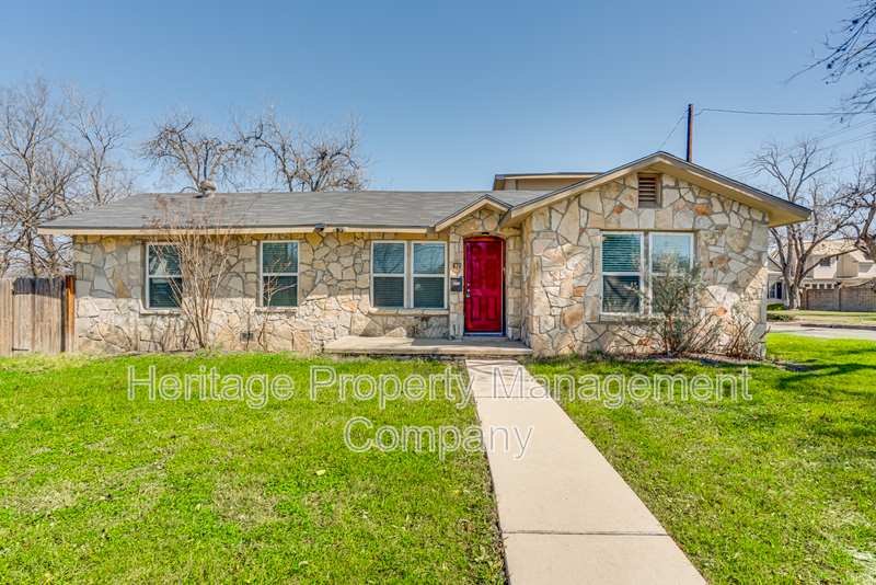 New Braunfels House: 479 South Sycamore Avenue