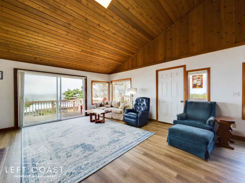 Lincoln City House: 1033 Northwest Inlet Avenue