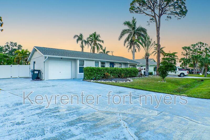 Fort Myers House: 7189 Vassar Dr