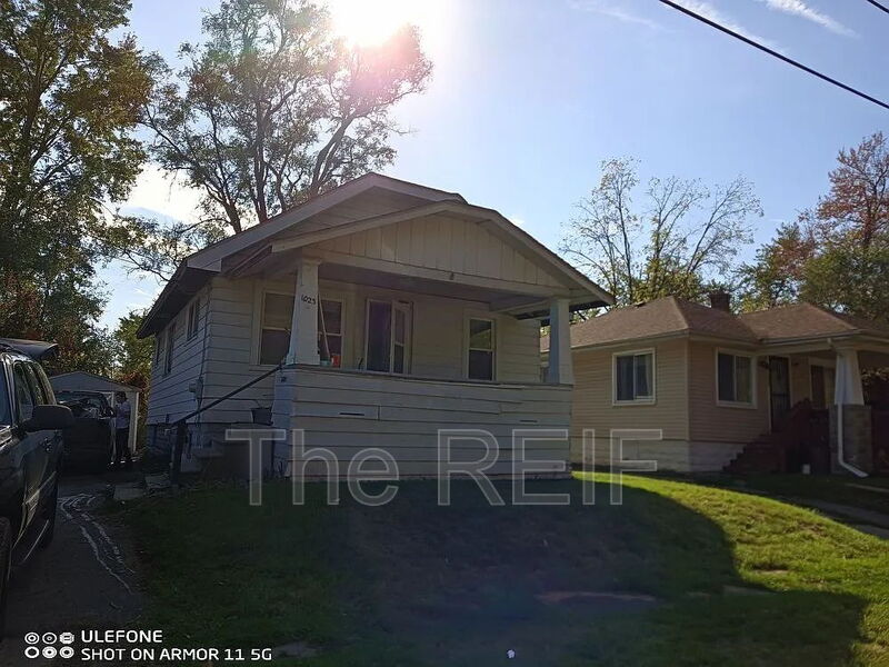 Flint House: 1023 Barrie Avenue