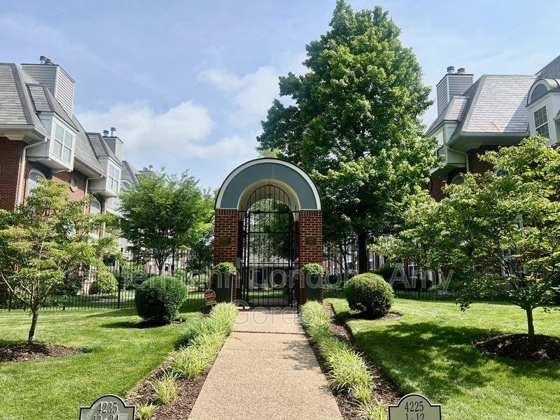 St. Louis Condo: 4225 W Pine Ave