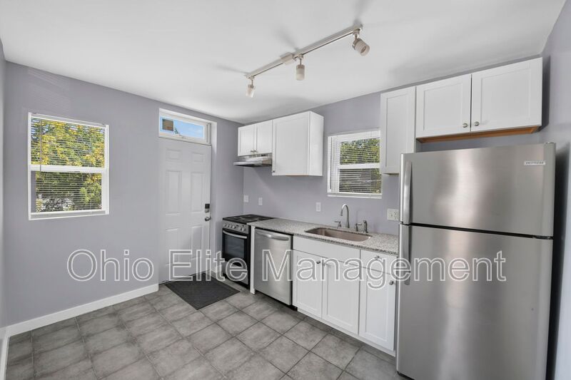 Columbus House: 1094 Oakwood Ave