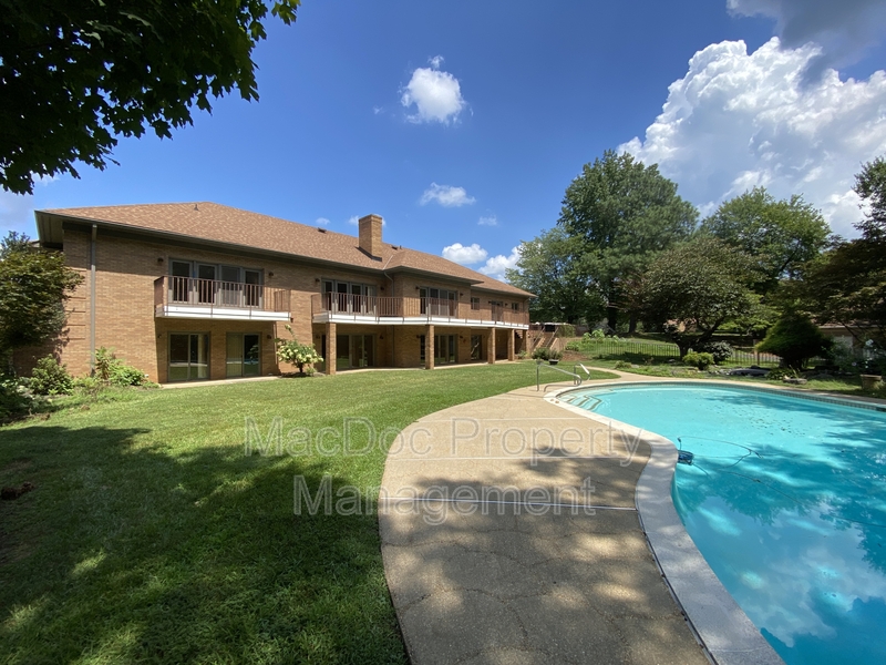 Fredericksburg House: 11225 North Club Drive