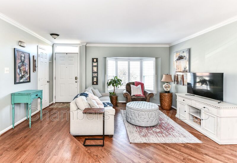 Alexandria House: 7245 Worsley Way