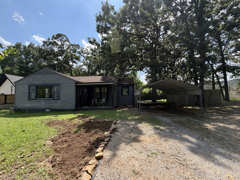 Fayetteville House: 1095 South Ray Avenue