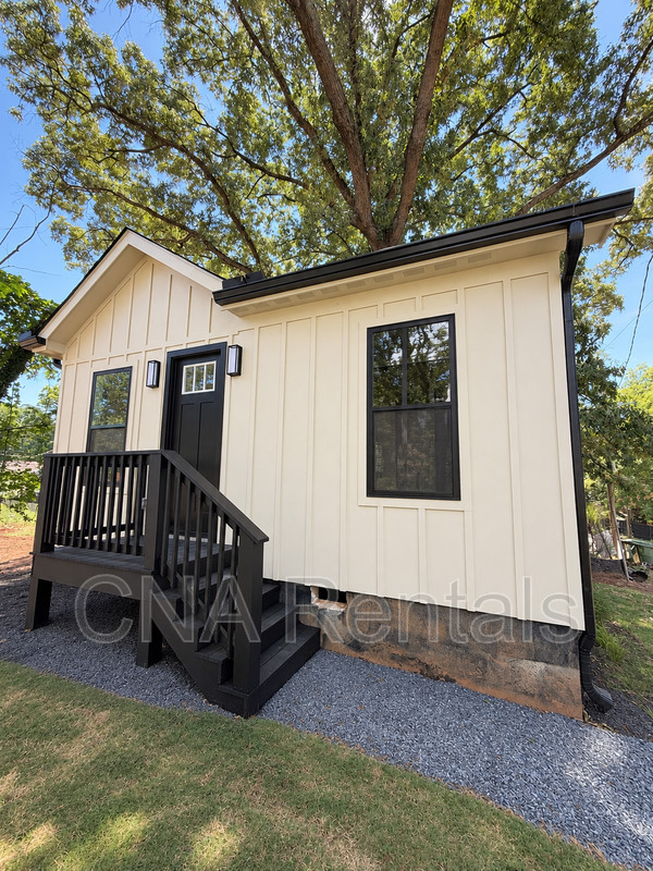 Atlanta House: 294 Roy St