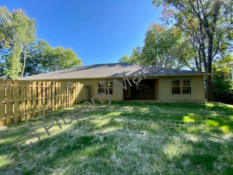 AVAILABLE 2/21/2025 3 Bedroom 2 Bath Ranch Duplex - Photo 26