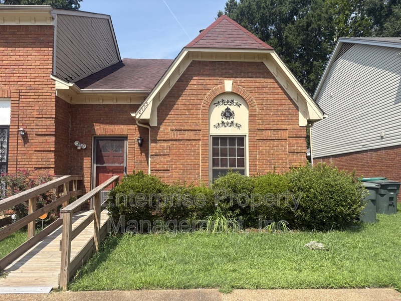 Memphis House: 2995 Charlestowne Place