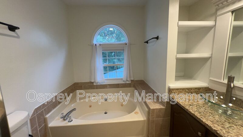 Spacious 4-Bedroom Home with Sunroom! - Photo 21