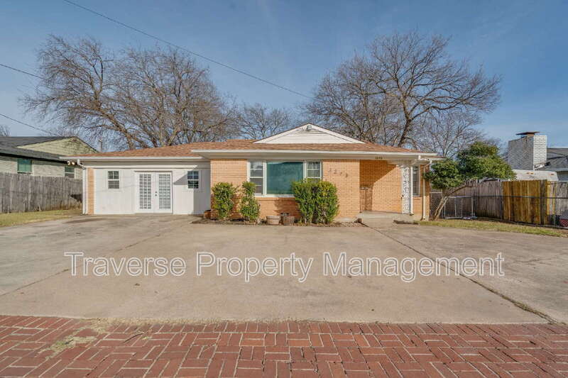 Fort Worth House: 3273 Lackland Rd