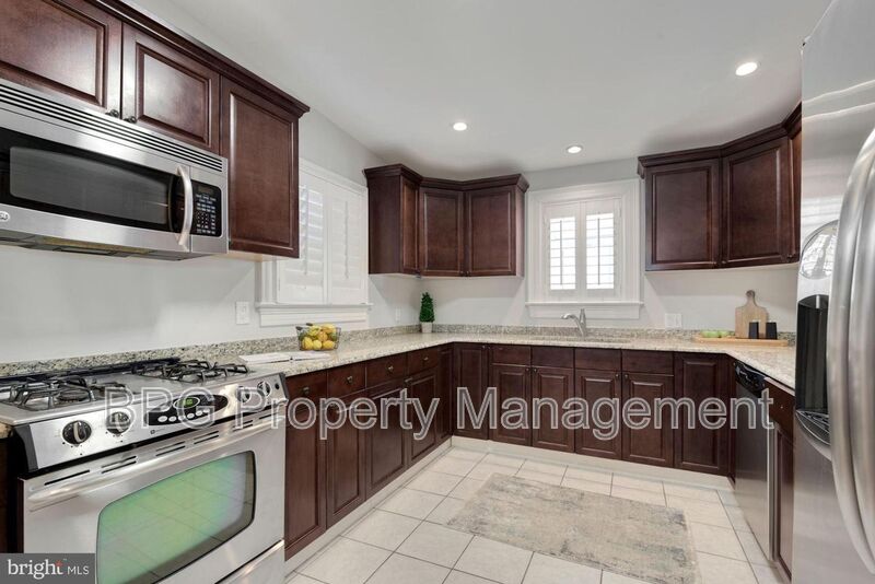 Washington House: 431 Manor PL NW