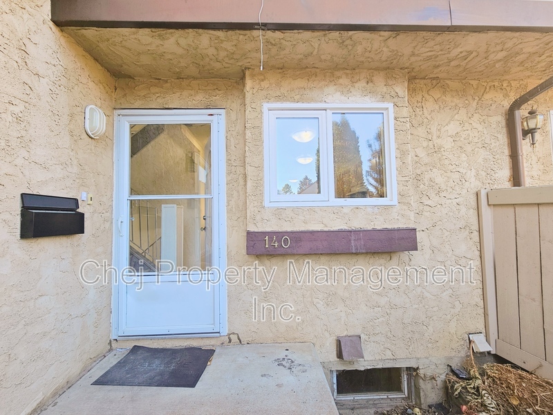 Edmonton Townhome: 140 Royal Terrace NW