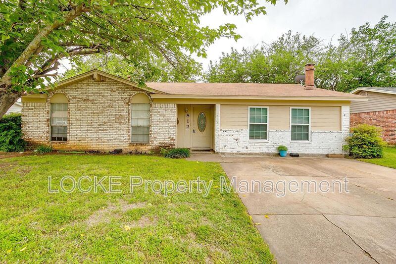 Crowley House: 812 E Prairie View Rd